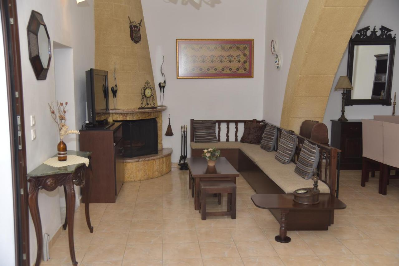 Kamara Traditional House * Soroni