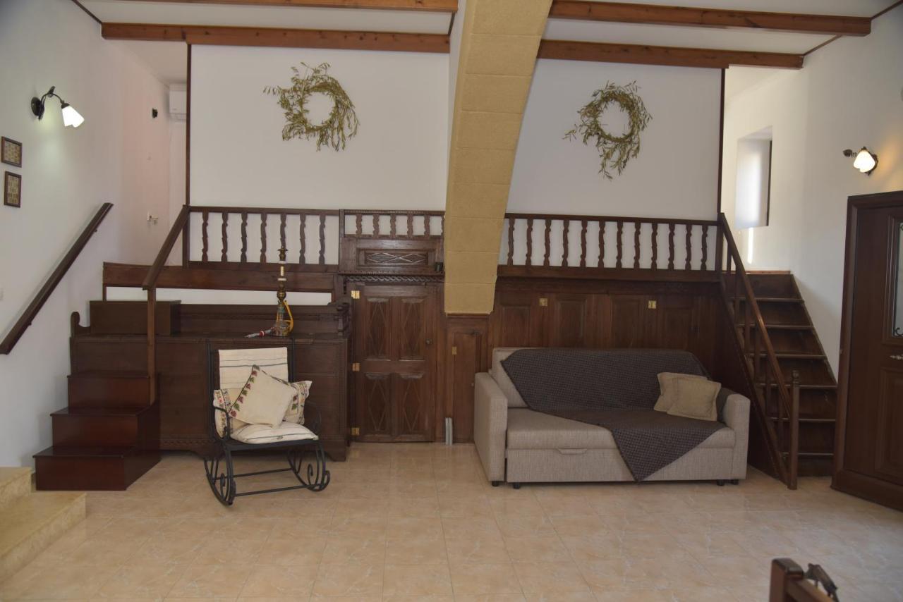 Kamara Traditional House Soroni